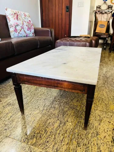 Mesa de centro com tampo em mármore