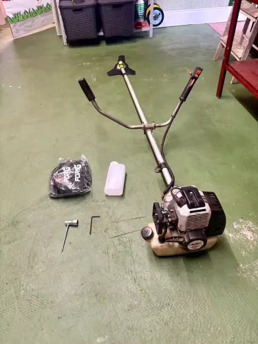 R$ 550,00 roçadeira a gasolina toyama