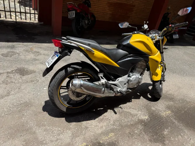 Honda CB 300R 2013 Amarela - Excelente Estado | Documentação em Dia