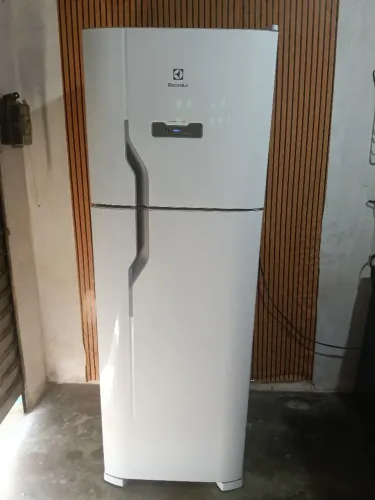 Geladeira Frost Free Electrolux semi-nova 