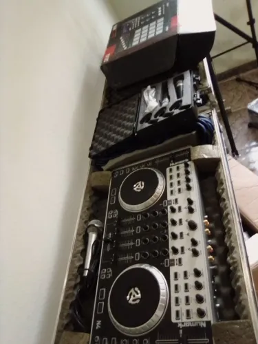 EQUIPAMENTOS COMPLETOS DE SOM, ILUMINAÇÃO E DJ