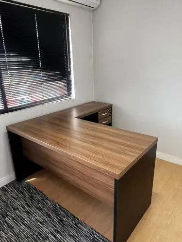 Mesa em L de escritório
