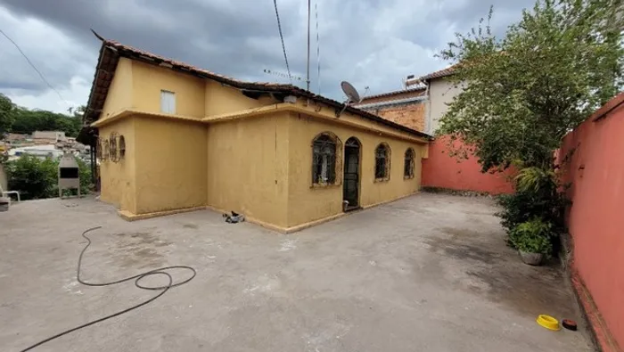 Casa com lote de 372 M², 3 qts e 8 vagas de garagem, Bairro MAntiqueira. R$-550 mil