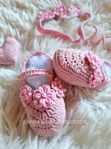 Sapatinho de crochê com tiara