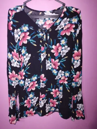 Blusa feminina com estampa floral. Manga bufante e babado no punho. Tamanho G.