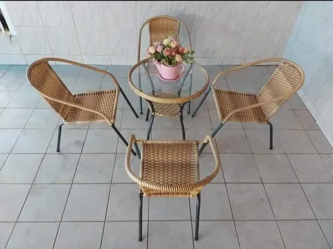 Conjunto de cadeiras e mesa em fibra sintetica
