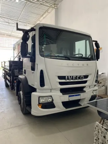 Aluga-se ou vende-se caminhão Munck Iveco Tector 150E21 (4X2) 2023/2023 (leia a descrição)