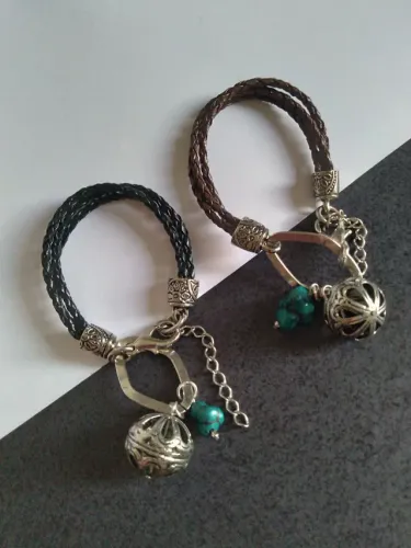 Pulseiras tipo berloque com dois pingente cordão trançado imitando couro fecho regulável 