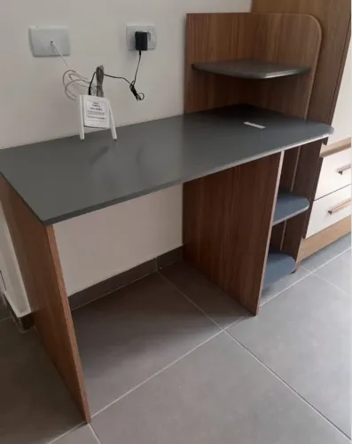 Promoção Mesa Escrivaninha com Prateleira - 31/10/25  