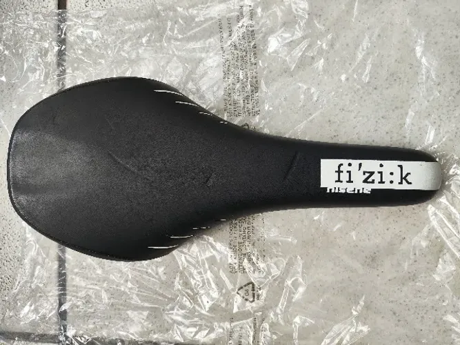 Selim Fizik Nisene Road MTB eBike, preto, gráficos prateados, trilho de manganês - Manaus 
