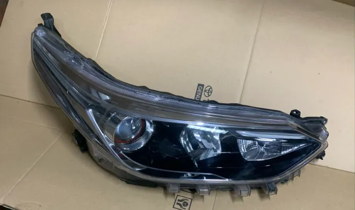 Farol Yaris Sport anel vermelho,máscara negra manual)