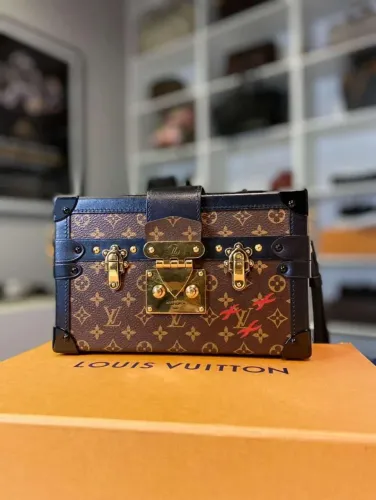 Bolsa petite malle Louis vuitton Premium monograma nova na caixa 