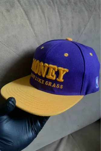 Boné Money Aba reta Roxo e Amarelo