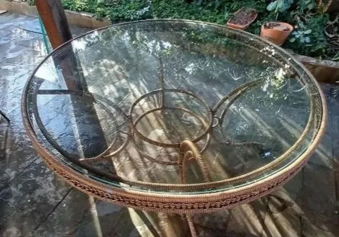 Mesa de centro redonda com estrutura em Vime