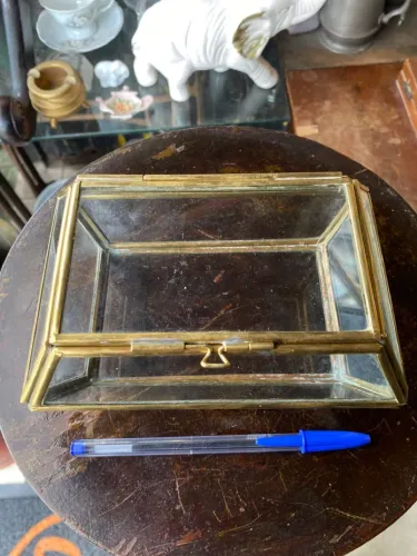 Porta-jóia em bronze e vidro.