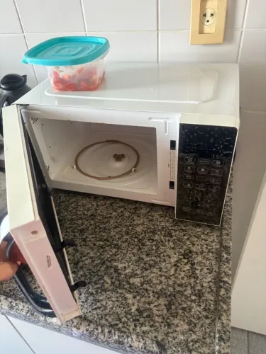 O micro-ondas Philco PMO23EB