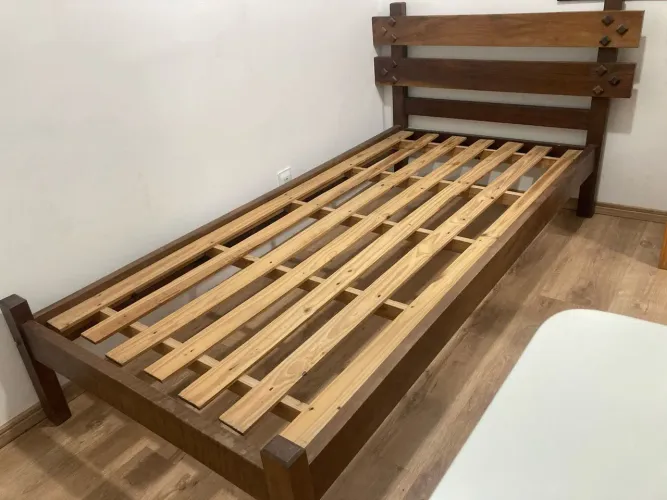 Cama de solteiro madeira maciça