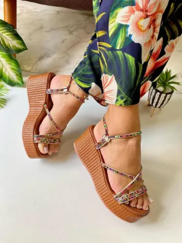 Sandálias femininaa flat plataforma com pedrarias