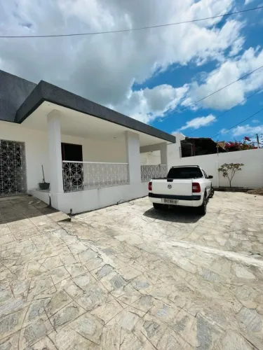 Casa no altiplano com 4 quartos sendo 1 suíte.