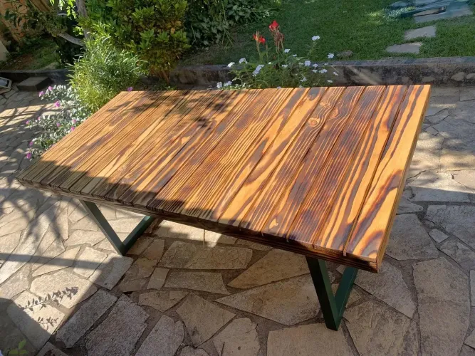 Mesa de madeira rústica com estrutura de ferro