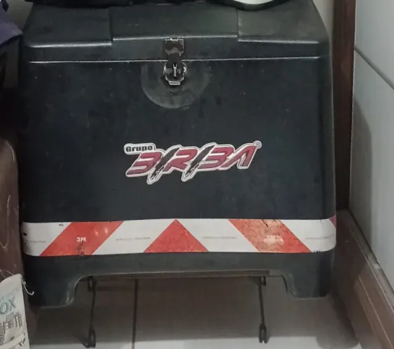 Baú/Caixa para moto com os suportes só q o da moto só dá na Titan 160