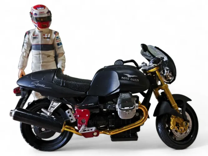 New Ray 1:12 Scale Moto Guzzi V11 Sport Scura Miniatura