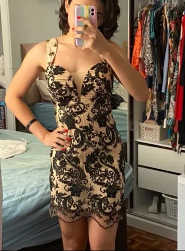 Vestido de renda preto e bege