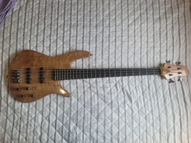 Baixo modelo Fodera 4 cordas (Gerailton Luthier).