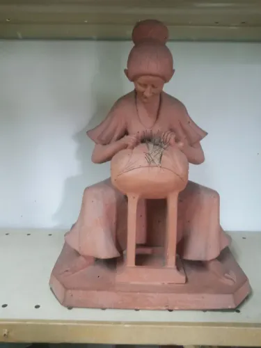Escultura de barro (Rendeira)