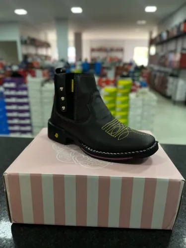 Bota Feminina Fazendeira Marrom com Detalhes Amarelos