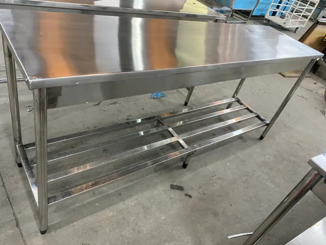 Direto da fábrica: Mesa de centro Inox com prateleira inferior gradeada NOVA