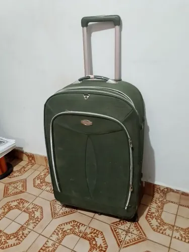 Mala verde, grande, espaçosa e em bom estado para suas viagens.