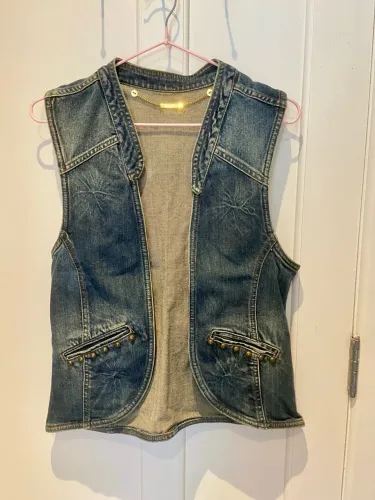 Colete Jeans com Detalhes em Metal