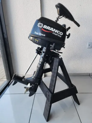 Motor de Popa Branco Marine 5 HP e Motor Elétrico Phantom 54 Lbs 12V p/ Barcos/Botes.