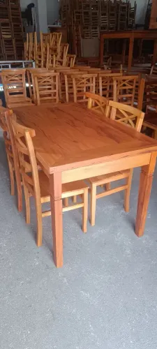 Mesa de madeira com quatro cadeiras $ 2.199,00 nova e a pronta entrega. Tudo envernizado
