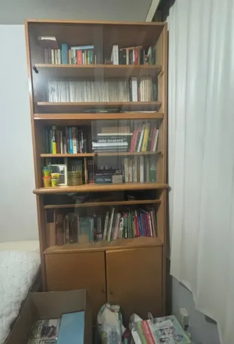 Estante madeira em ótimo estado/Portas de vidro