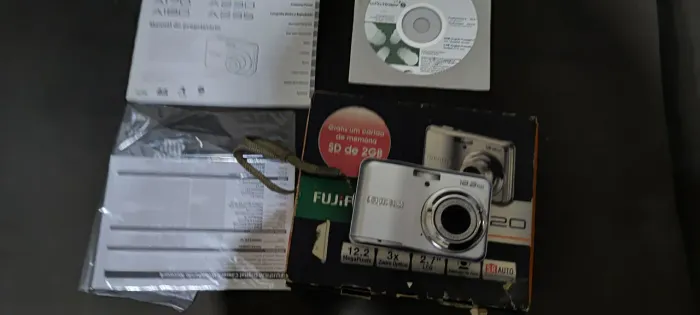 Câmara Digital Fujifilm A220 na caixa.