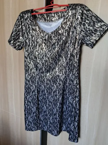 Vestido de festa metálico com renda