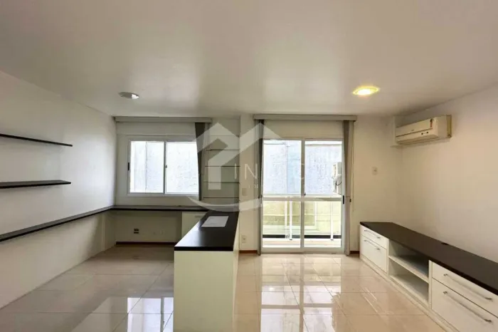Apartamento mobiliado com 1 suíte e vaga de garagem no coração do Jardim Botânico