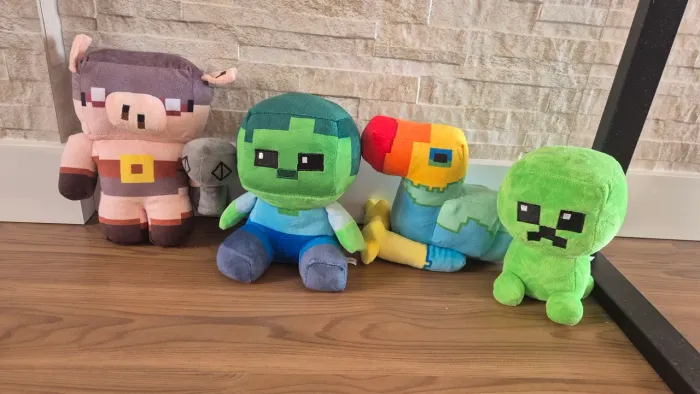 Quatro pelúcias minecraft 