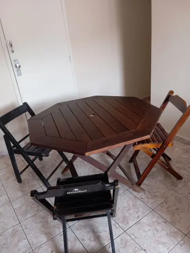 Mesa dobrável com três cadeiras 