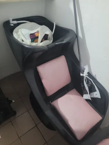 Kit salão de beleza carrinho auxiliar, cadeira e lavatório semi-novo 1.200 para negociar  