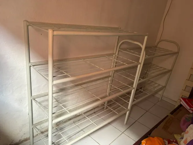 Estantes de ferro