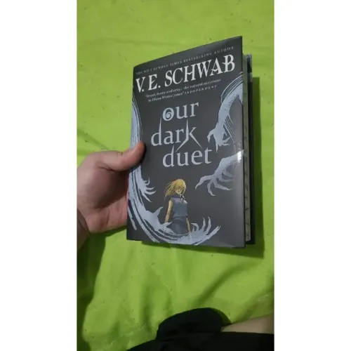 Our Dark Duet V. E. Schwab hardcover inglês capa dura importado sprayed edges