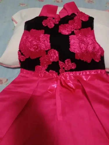 Vestido infantil com rosas bordadas