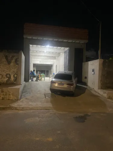 Alugo galpão medindo 6,5x19,5 localizado no Marivan ali