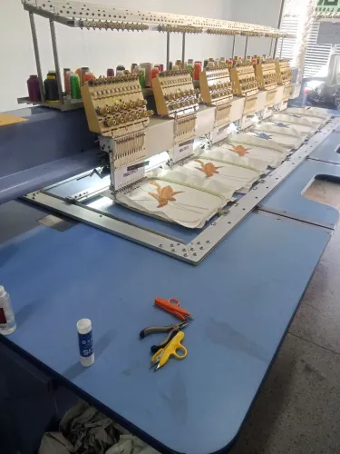 Máquina de bordar 6 cabeças