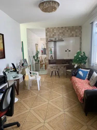 Vendo ótima casa no Bairro Suíça, com 3/4, suíte, ótima localização.