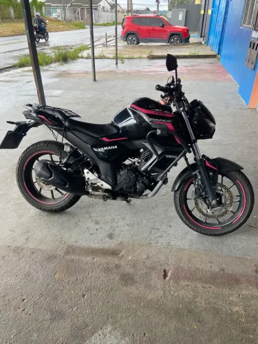 Fz15 preto com detalhes Rosa