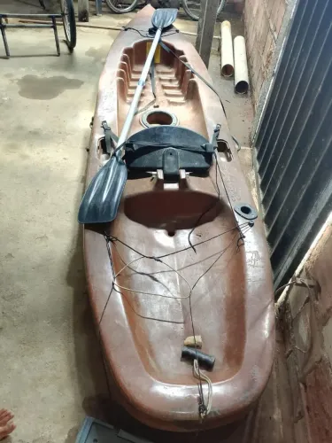Caiaque de pesca, acompanha carrinho de cano de aço e pneu de bicicleta